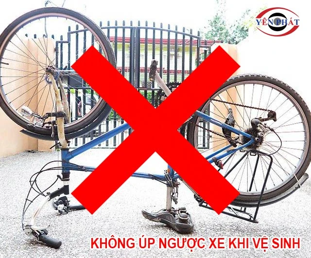 không úp ngược xe khi rửa