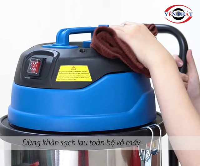 lau sạch bên ngoài máy hút bụi công nghiệp