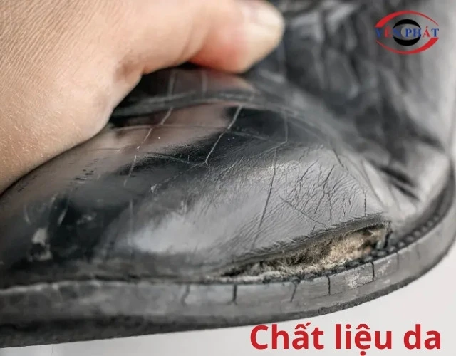 Chất liệu giày da dễ bị bong tróc