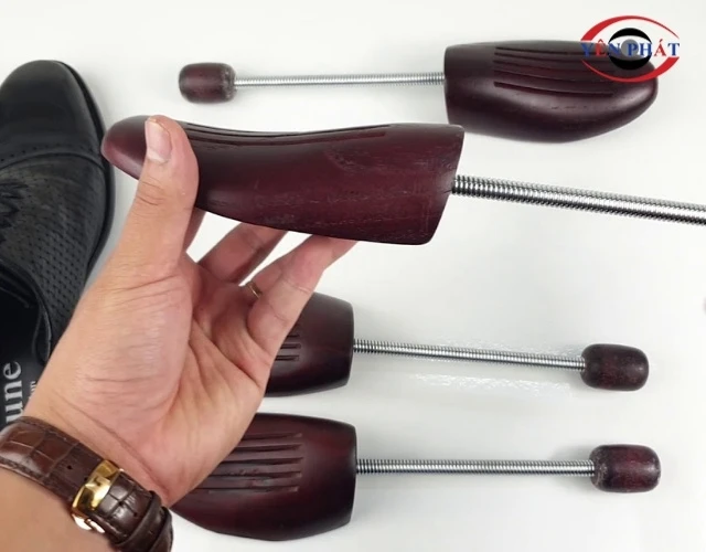 Dùng cây giữ form giày da