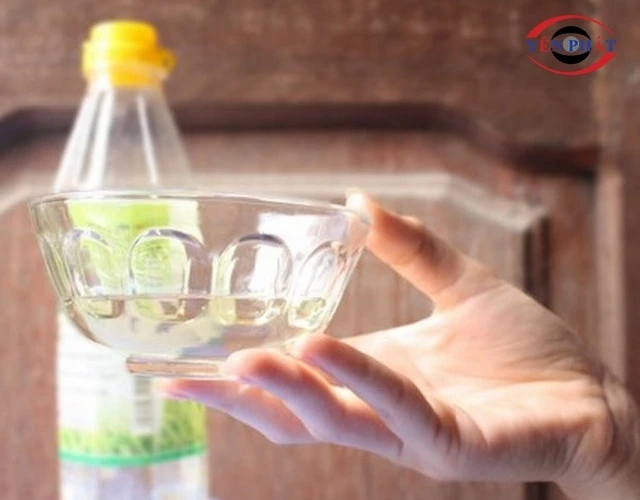 Dùng nước pha giấm để sửa giày da