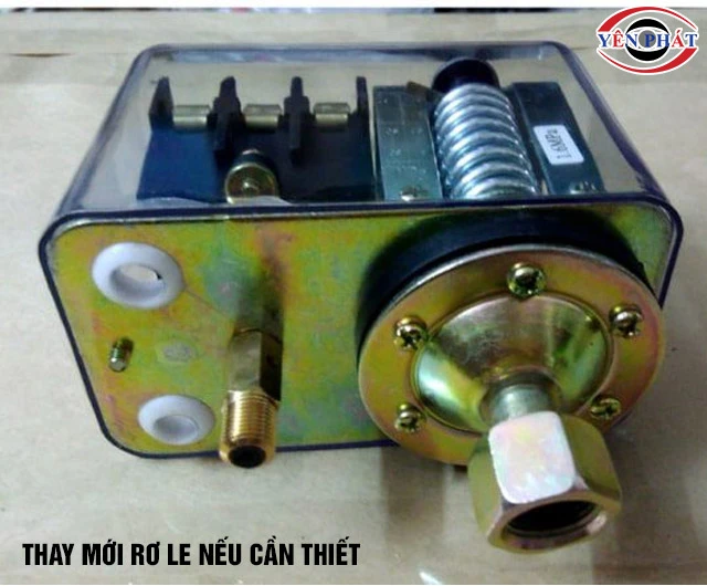 Thay mới rơ le máy nén khí bị xì hơi