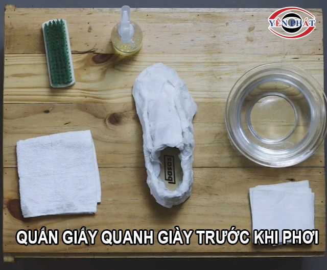 quấn giấy quanh giày trước khi phơi
