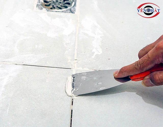 lưu ý khi tẩy vết xi măng trên nền gạch nhám