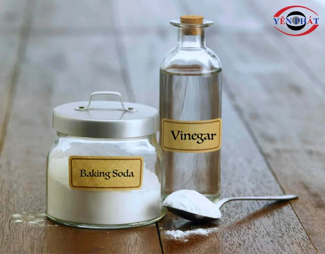 tẩy vết xi măng bằng hỗn hợp baking soda và giấm