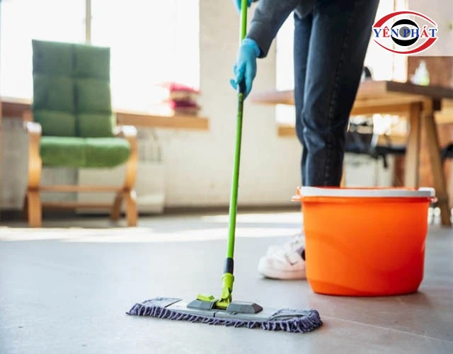 Vệ sinh lại nền gạch bằng nước sạch