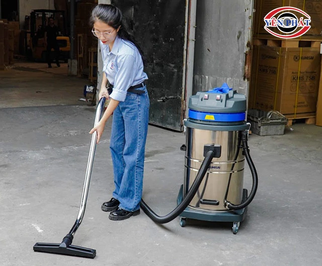 sử dụng máy hút bụi 2200W