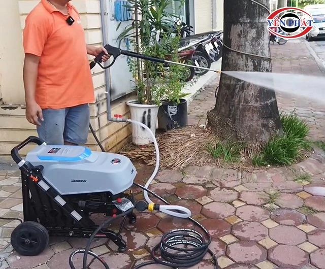 dùng máy xịt rửa xe Jetplus