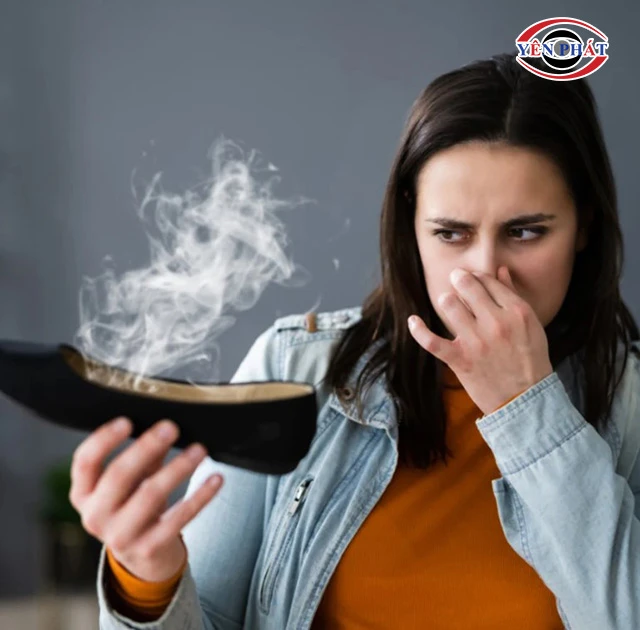 giày bị dính nhựa đường tạo mùi khó chịu