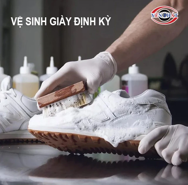 Vệ sinh giày định kỳ