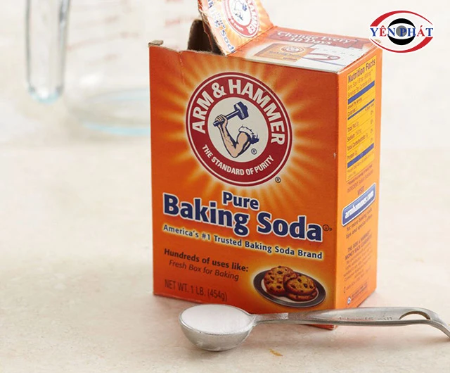 vệ sinh giày bị dính nhựa đường bằng baking soda