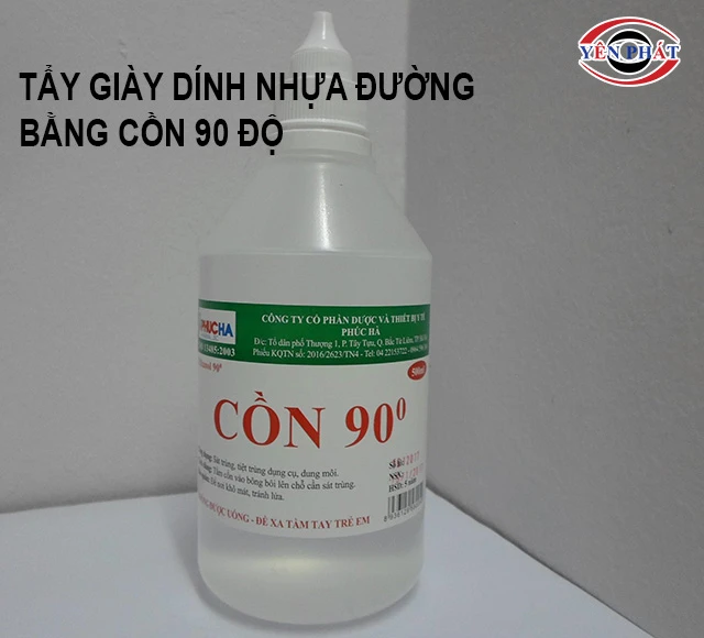 vệ sinh giày bị dính nhựa đường bằng cồn 90 độ