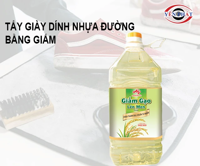 vệ sinh giày bị dính nhựa đường bằng giấm