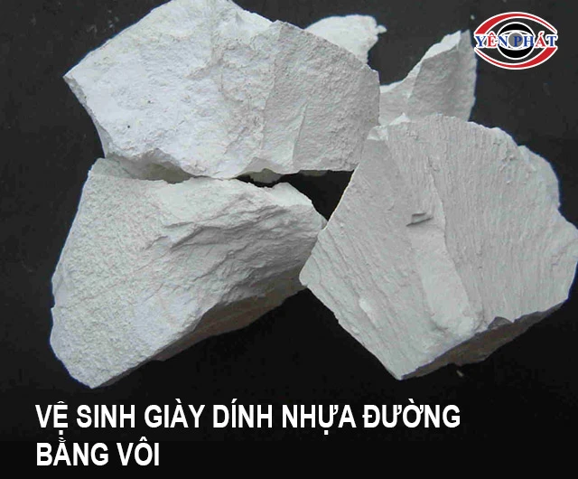 vệ sinh giày bị dính nhựa đường bằng vôi
