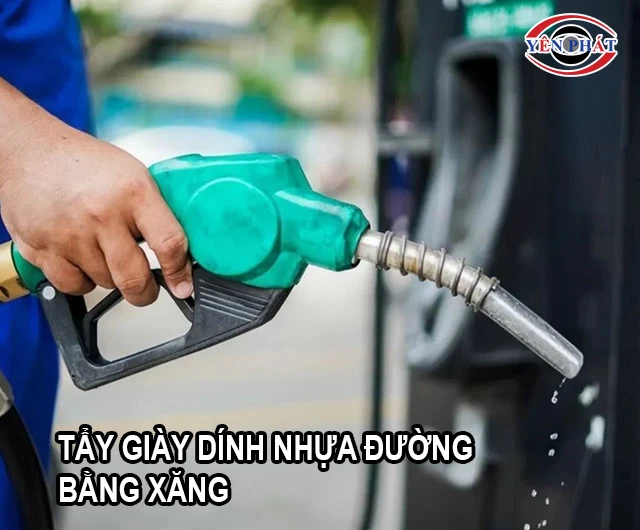 vệ sinh giày bị dính nhựa đường bằng xăng