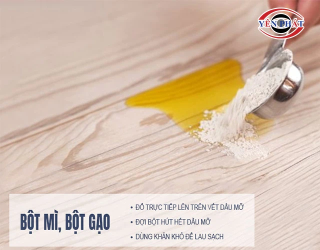 Dùng bột mịn tẩy dầu nhớt trên sàn nhà