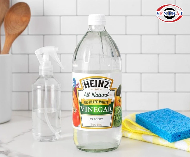 Dùng giấm trắng tẩy dầu nhớt trên sàn nhà