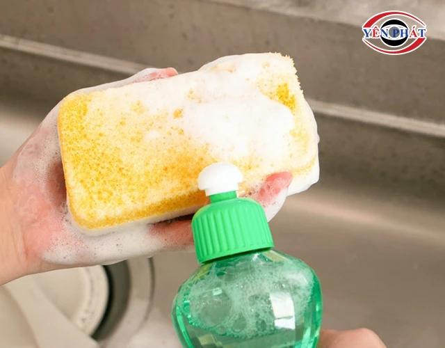 Dùng nước rửa chén tẩy dầu nhớt trên sàn nhà