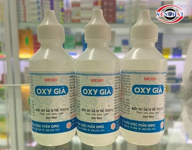 Dùng oxy già tẩy dầu nhớt trên sàn nhà