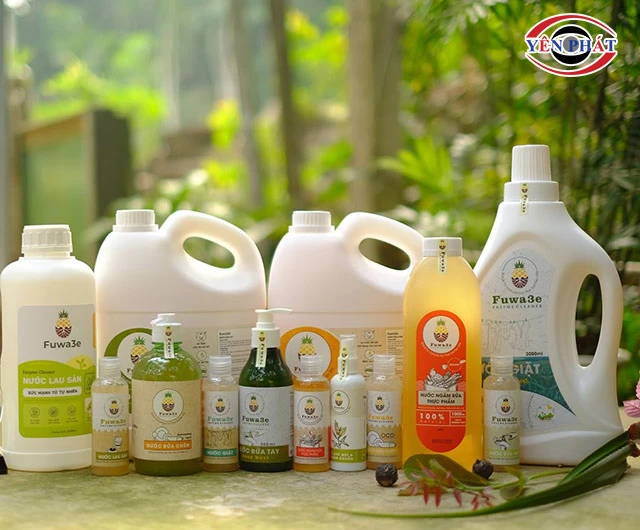 Dùng chất tẩy rửa vi sinh làm sạch dầu nhớt trên sàn nhà