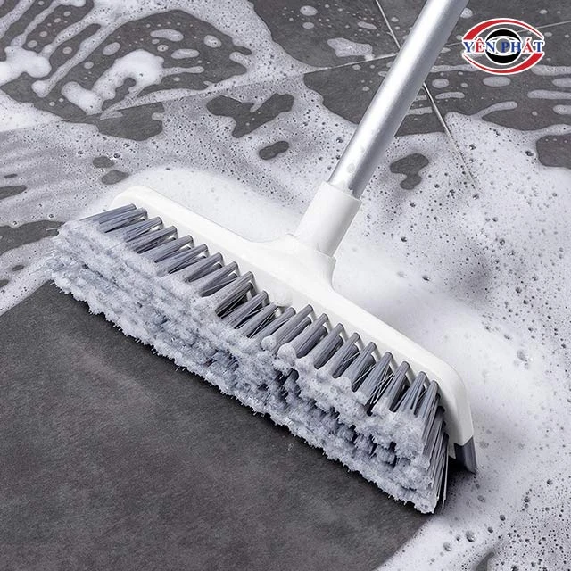 Dùng hóa chất chuyên dụng làm sạch dầu nhớt trên sàn nhà