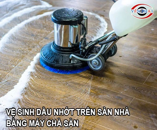 Dùng máy chà sàn làm sạch dầu nhớt trên sàn nhà