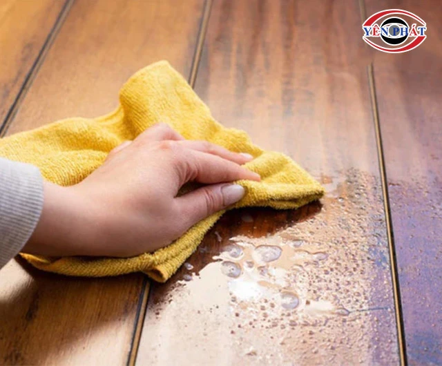 Lưu ý khi tẩy dầu nhớt trên sàn nhà