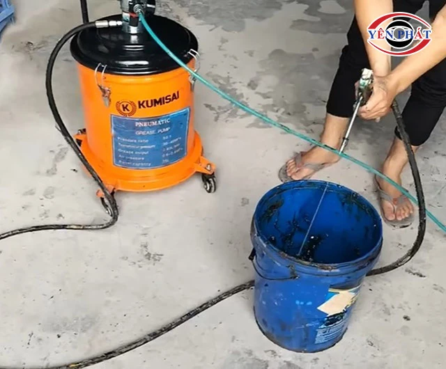 vận hành máy bơm mỡ khí nén
