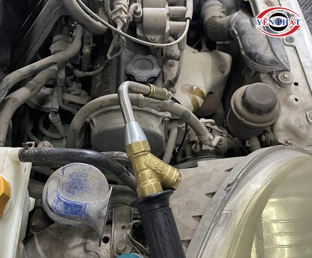 Kết nối máy hút dầu với xe tải