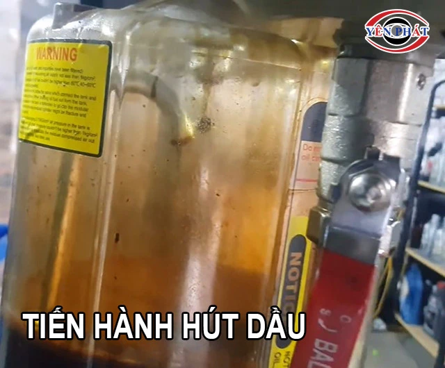 tiến hành hút dầu xe tải