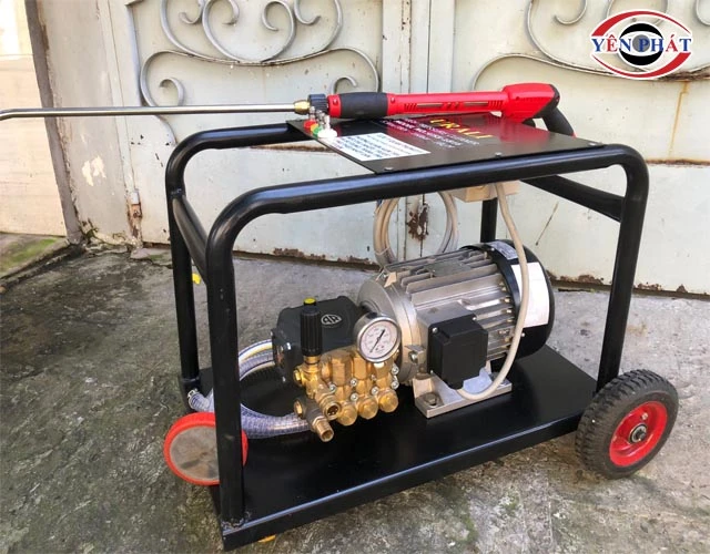 máy rửa xe Urali dễ di chuyển
