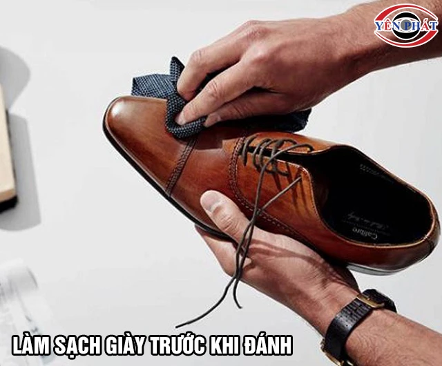 Cách dùng xi đánh giày màu vàng bò