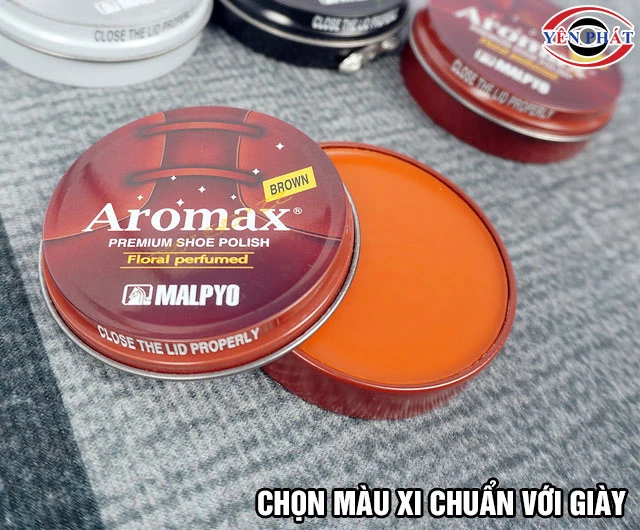 Chọn xi đánh giày màu vàng bò phù hợp với giày