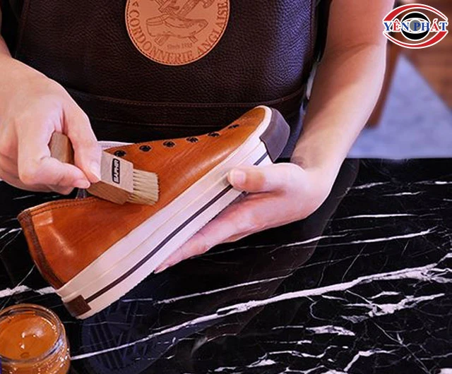xi đánh giày màu vàng bò dễ dùng