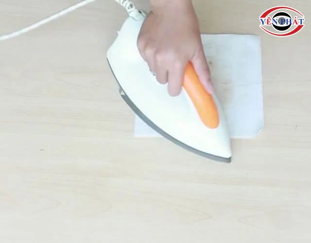 thực hiện ép plastic bằng bàn ủi