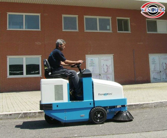 xe quét rác Fiorentini ngồi lái