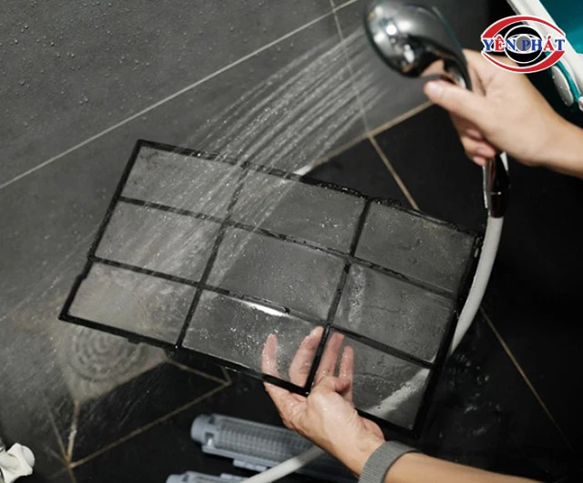 vệ sinh bộ lọc máy hút ẩm