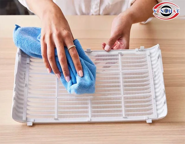 vệ sinh máy hút ẩm định kỳ