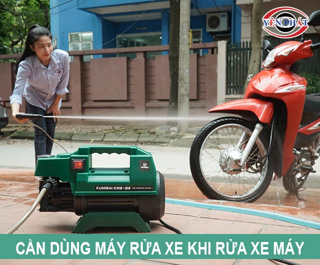 dùng máy rửa xe chuyên dụng khi rửa xe máy
