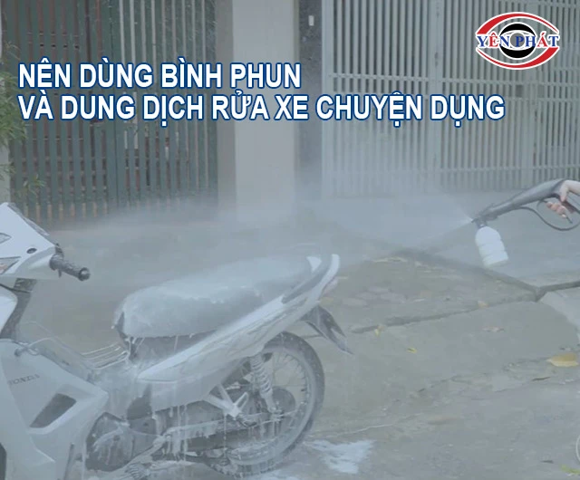 nên dùng binh phun và dung dịch rửa xe chuyện dụng