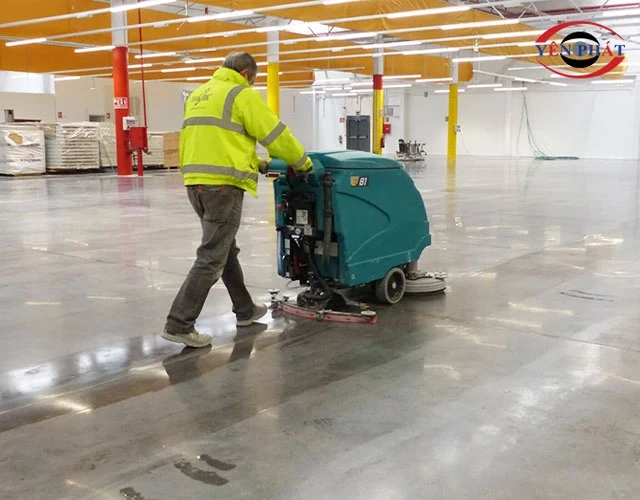 Sử dụng bảo hộ khi sử dụng máy chà sàn liên hợp