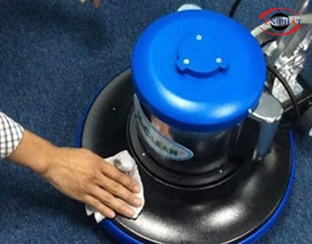 Vệ sinh vỏ ngoài máy chà sàn liên hợp