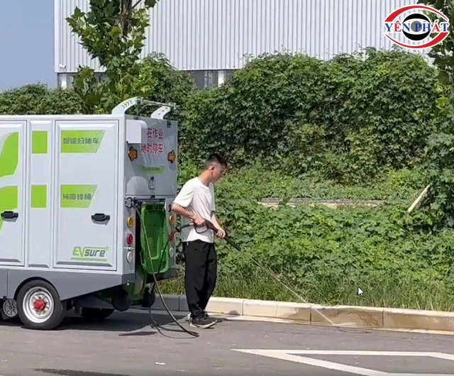 Xe quét rác ngồi lái Kumisai KMS S18 phun nước