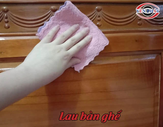 Nước từ máy hút ẩm dùng lau bàn ghế
