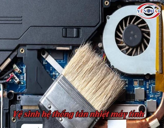 Nước từ máy hút ẩm lau máy tính