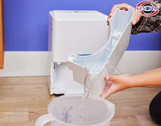 đổ nước khi hộp chứa nước máy hút ẩm 5 lít đầy