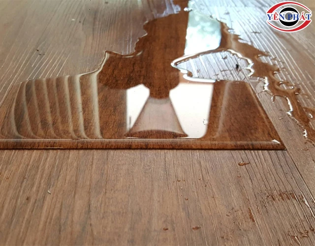 Tường đọng nước, sàn dễ té ngã