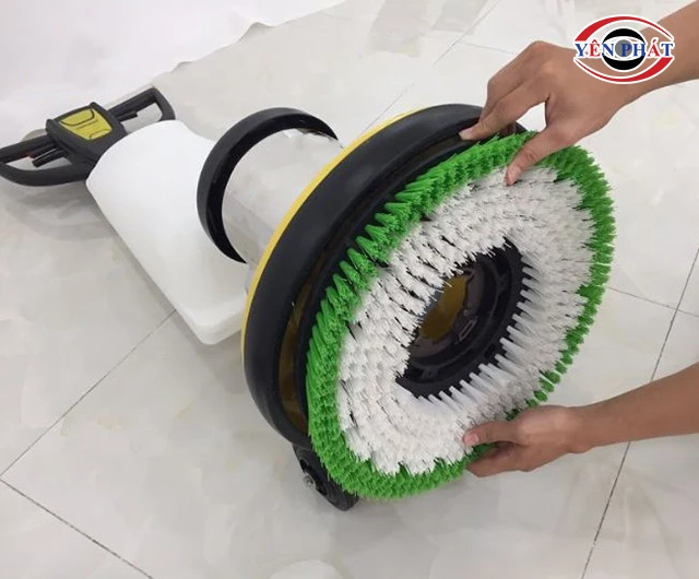 lắp bàn chàn cho máy chà sàn