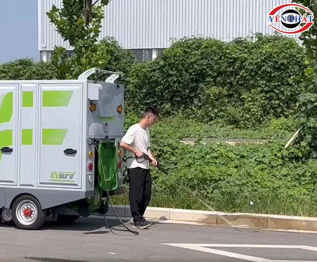 Xe quét rác ngồi lái Kumisai KMS S18 phun nước