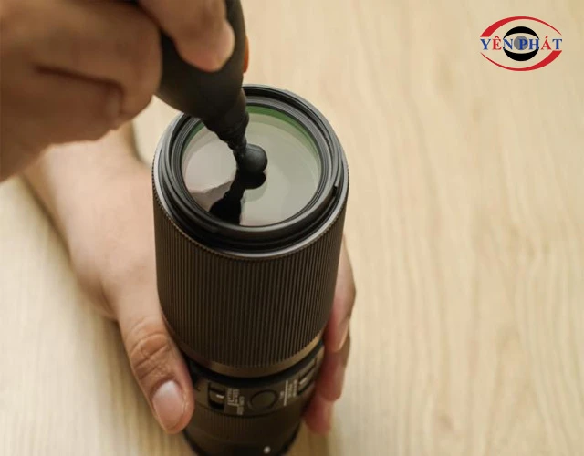 Không vệ sinh, làm sạch lens sau khi sử dụng máy ảnh